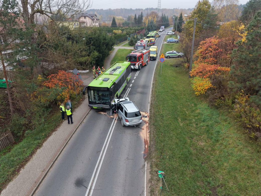 Zderzenie mercedesa z autobusem w Olsztynie. Sześć osób trafiło do szpitala