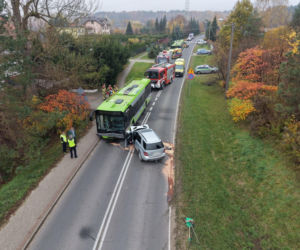 Zderzenie mercedesa z autobusem w Olsztynie. Sześć osób trafiło do szpitala