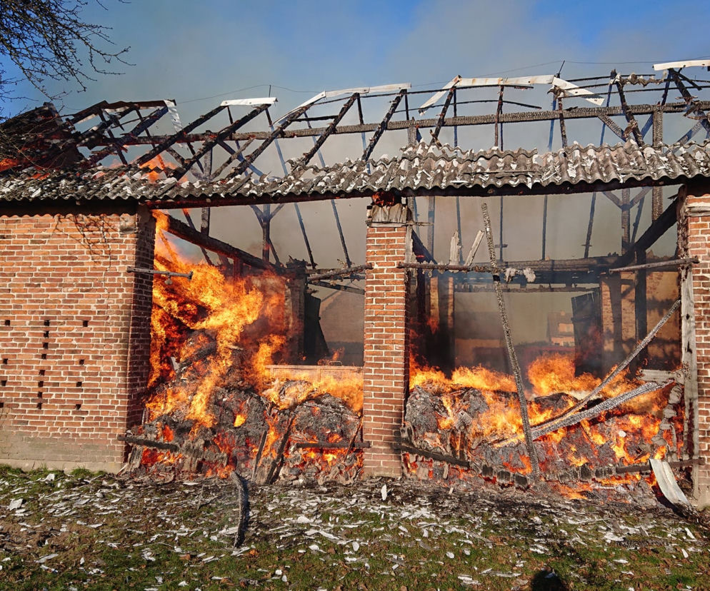 Brudzice: We wsi grasuje podpalacz! Ofiarą padła 73-latka. Chciała ratować swoją stodołę! 