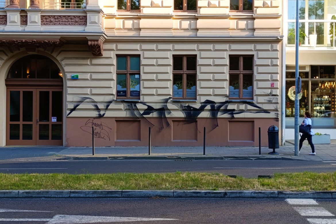 Oszpecona kamienica przy ul. Malczewskiego