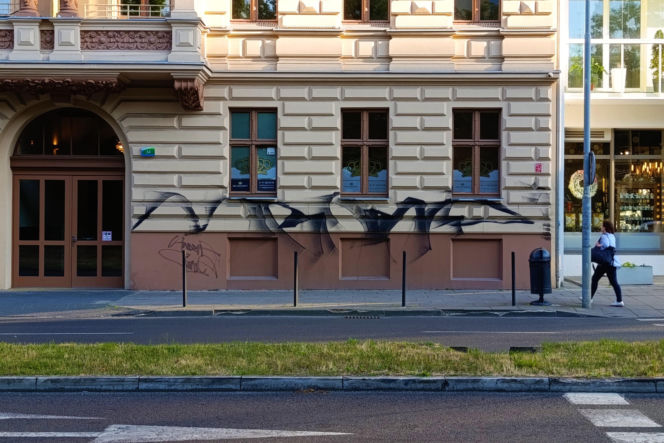 Oszpecona kamienica przy ul. Malczewskiego