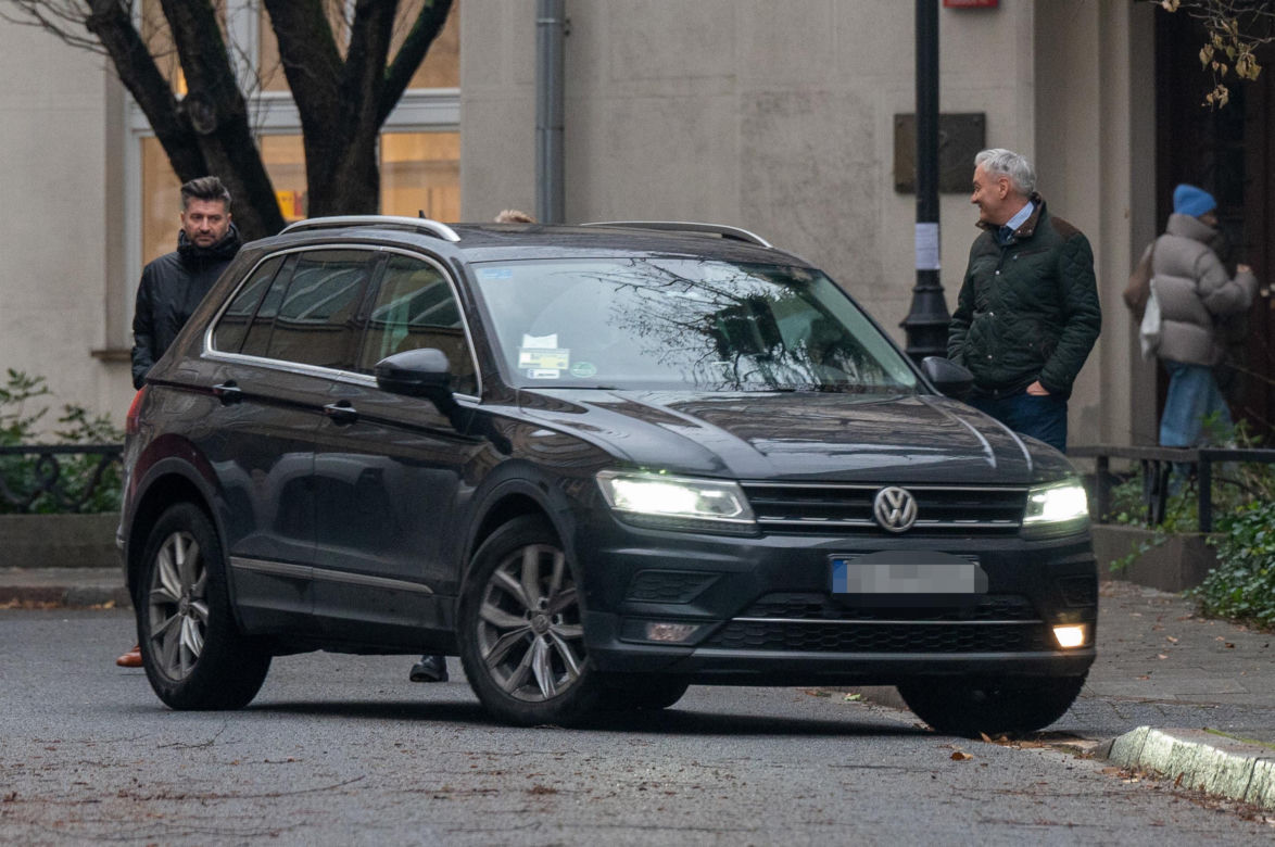 Uśmiechnięci Biedroń, Śmiszek i Scheuring-Wielgus wpadli do Kwaśniewskiego z wizytą 