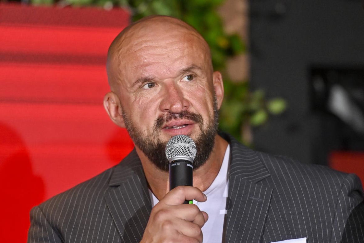 Tomasz Oświeciński filmową gwiazdą produkcji Vegi. Tak celebryta zmieniał się przez lata