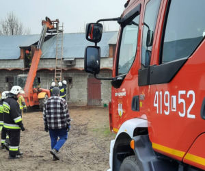 Pod krasulą urwała się podłoga. Dwudziestu strażaków wyciągało ją przez sześć godzin