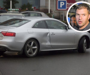Karolak wozi ukochaną rzęchem