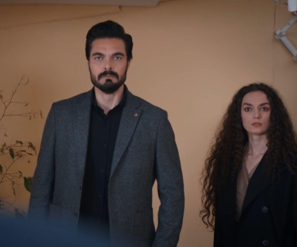 Aktor Halil Ibrahim Ceyhan jako Yaman i aktorka Sıla Türkoğlu jako Seher, oboje o poważnych minach, w scenie z serialu Dziedzictwo, w której Seher musi stoczyć walkę o chłopca z jego surowym stryjem Yamanem. Więcej o Super Seriale można przeczytać na naszym portalu.