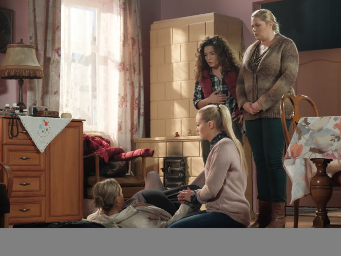 Pierwsza miłość. Emilka (Anna Ilczuk), Kulasowa (Monika Fronczek), Paulina (Julia Pogrebińska), Kazanowa (Elżbieta Romanowska)