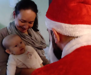 Święty Mikołaj zamienił sanie i renifery na czerwone Ferrari. Dzieciaki z chorzowskiego szpitala zachwycone [ZDJĘCIA]