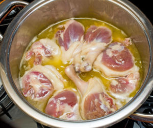 Dawny sekret z Francji: Jak mieć gęsinę miękką i kruchą przez miesiące? Zrób confit w domu