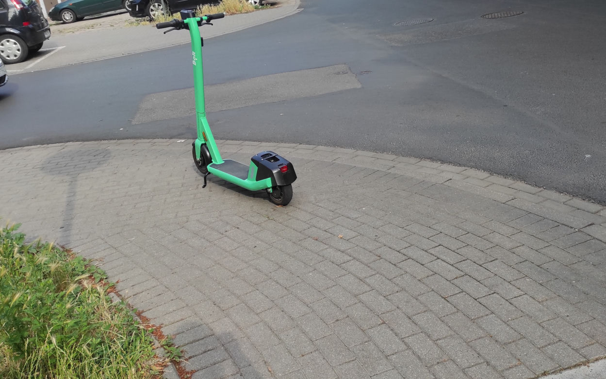 Hulajnogi zostawione byle gdzie w Koninie