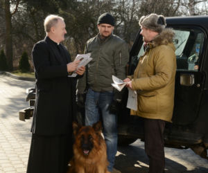 Komisarz Alex 5 sezon odcinek 56 (odc 4). Ksiądz Adam (Aleksander Mikołajczak), Michał Orlicz (Antoni Pawlicki), Ryszard Puchała (Ireneusz Czop)