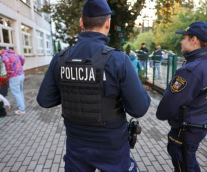 Radiowozy przy szkołach we Wrocławiu. Uczą dzieci ucieczki i barykadowania sal