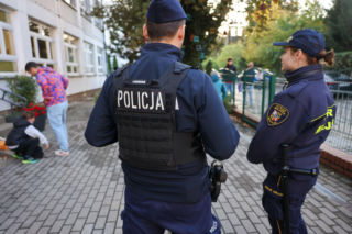 Radiowozy przy szkołach we Wrocławiu. Uczą dzieci ucieczki i barykadowania sal
