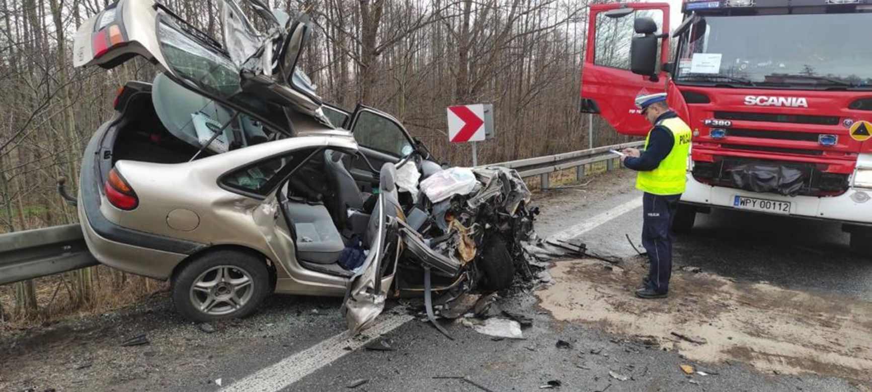 Koszmar na drodze. Roztrzaskali się czołowo o piaskarkę. W osobówce było 5 osób