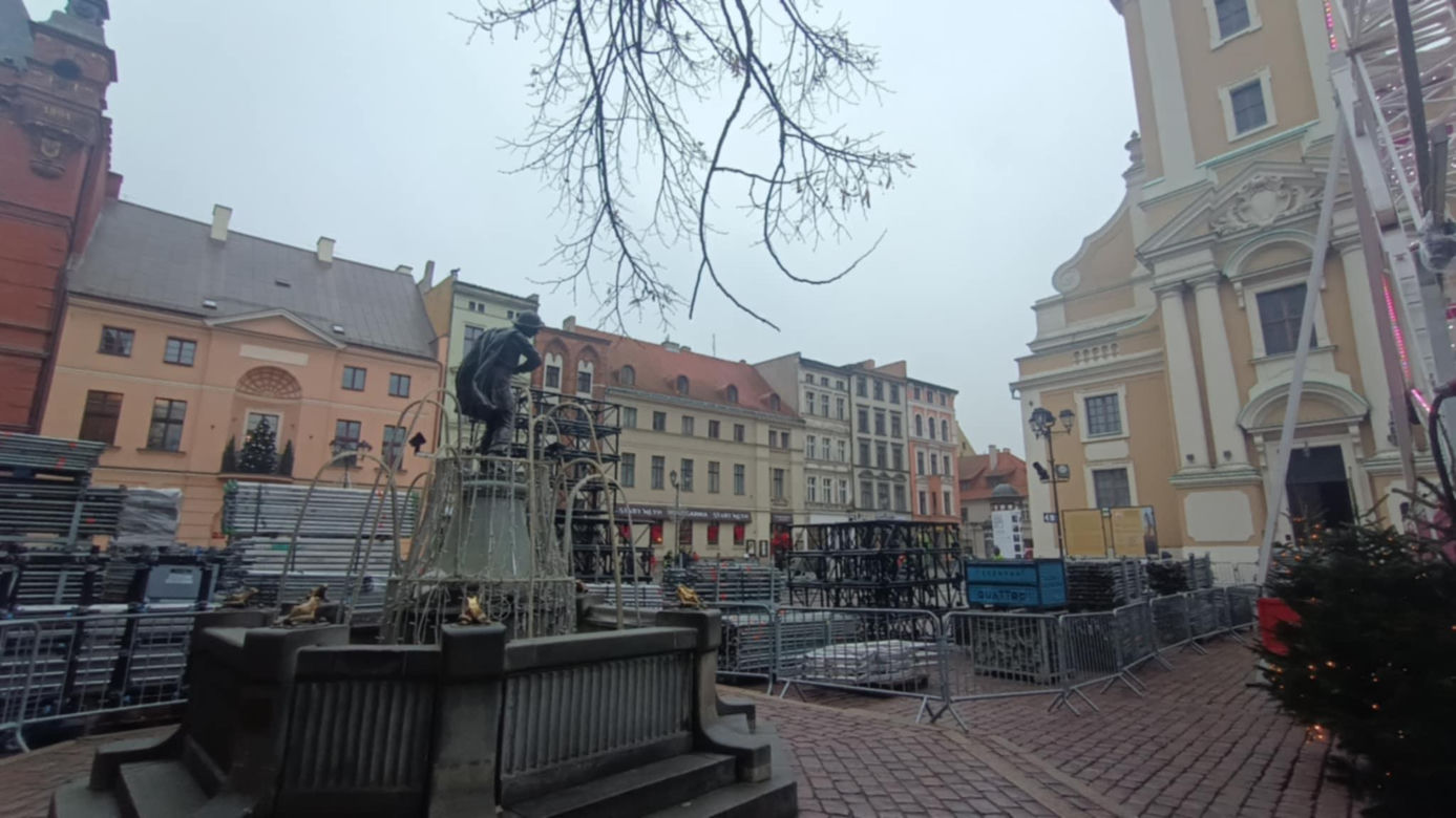 Na toruńskiej starówce budują scenę na sylwestra! Sprawdź gwiazdy i specjalne pociągi na „Sylwestrową Moc Przebojów 2025”