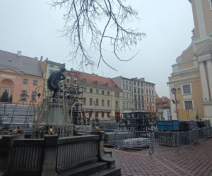 Na toruńskiej starówce budują scenę na sylwestra! Sprawdź gwiazdy i specjalne pociągi na „Sylwestrową Moc Przebojów 2025”