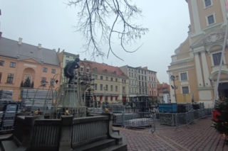 Na toruńskiej starówce budują scenę na sylwestra! Sprawdź gwiazdy i specjalne pociągi na „Sylwestrową Moc Przebojów 2025”