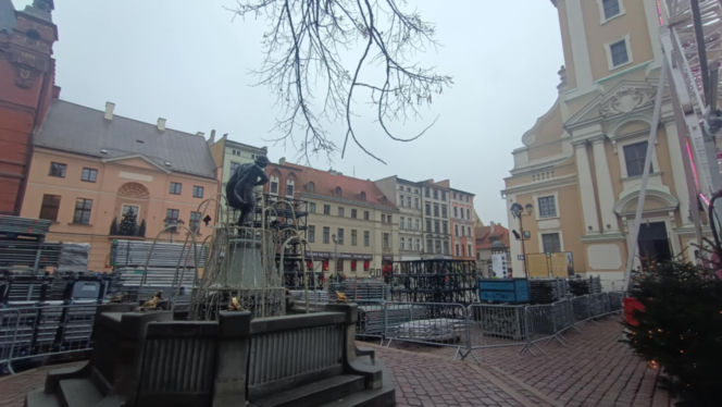 Na toruńskiej starówce budują scenę na sylwestra! Sprawdź gwiazdy i specjalne pociągi na „Sylwestrową Moc Przebojów 2025”