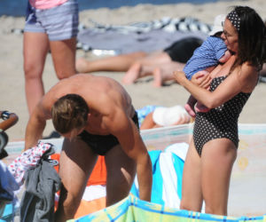 Katarzyna Glinka z rodziną na plaży w Kołobrzegu