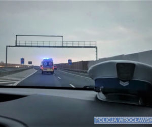 Karetka z sercem przemknęła przez zakorkowany Wrocław