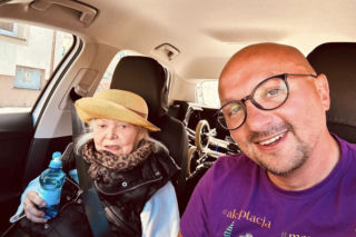 Grzegorz Kramer i Iga Cembrzyńska spędzili miesiąc w hospicjum. Jezuita pokazał ich wspólne zdjęcie