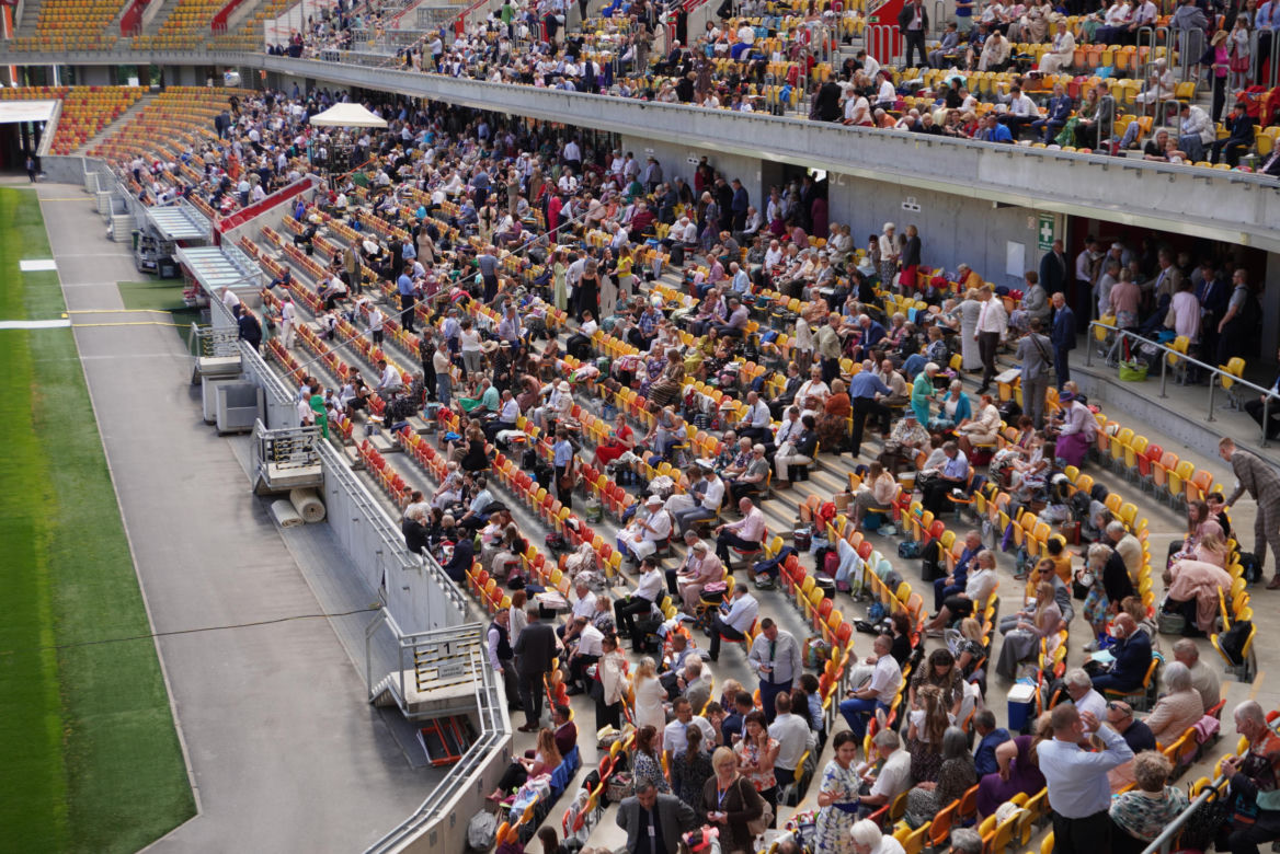 Kongres Świadków Jehowy Białystok 2024. Tłumy wiernych na Stadionie Miejskim