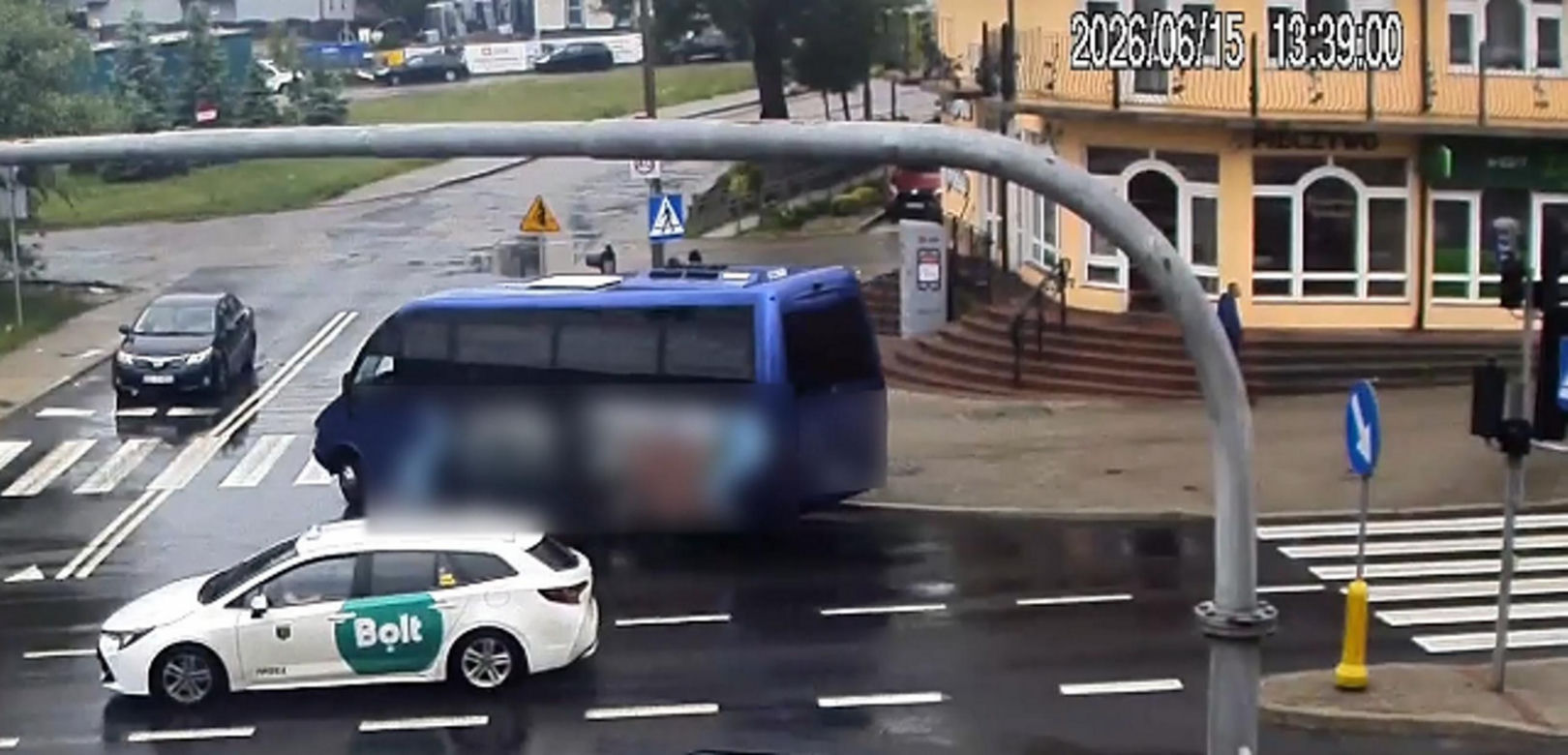 Nastolatek huknął hulajnogą w busa