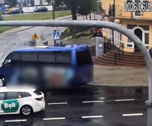 Nastolatek huknął hulajnogą w busa