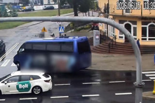 Nastolatek huknął hulajnogą w busa