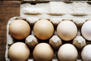 Ceny jajek szaleją. Na bazarze już 1,40 zł za sztukę. Eksperci ostrzegają: będzie jeszcze drożej