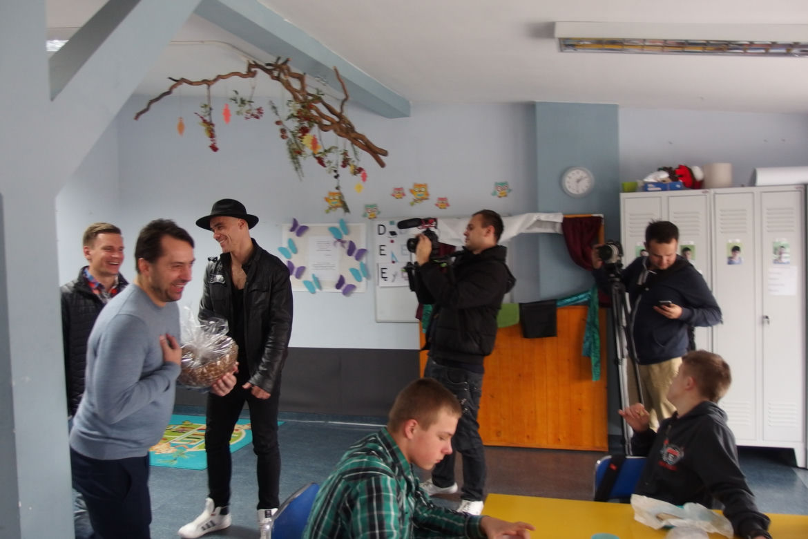 Marcin Miller w ośrodku Caritasu