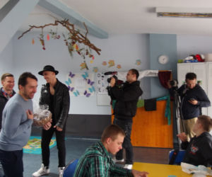 Marcin Miller w ośrodku Caritasu