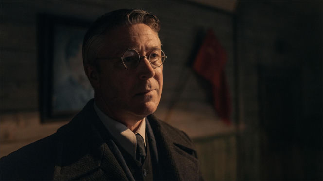 W roli głównej Jakub Gierszał, w obsadzie m.in. Aidan Gillen, Paul Freeman, Julia Pietrucha, Wojciech Mecwaldowski, Anna Próchniak, Mateusz Kościukiewicz, Antoni Pawlicki oraz Tomasz Kot.