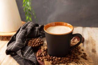 Zamiast caffè latte piję profee. Przepis na ten energetyczny napój właśnie podbija Tik Toka 