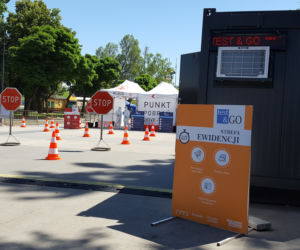 Drive-thru w Lesznie. Na darmowe badania zapisało się ponad 500 osób