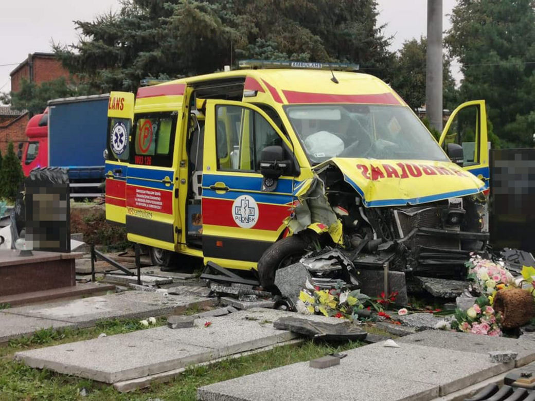 Szokujący wypadek karetki pod Płockiem! 46-latek przerwał ogrodzenie i zniszczył groby [ZDJĘCIA]
