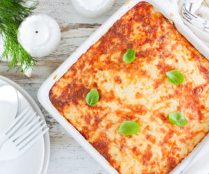 Zapiekanka z tartych ziemniaków i mięsa mielonego: instrukcja krok po kroku