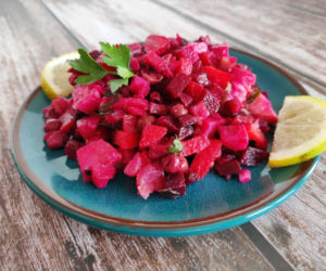 Tylko 3 składniki plus sos. Ta surówka obiadowa pysznie komponuje się z każdym daniem 