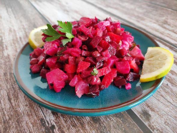 Tylko 3 składniki plus sos. Ta surówka obiadowa pysznie komponuje się z każdym daniem 