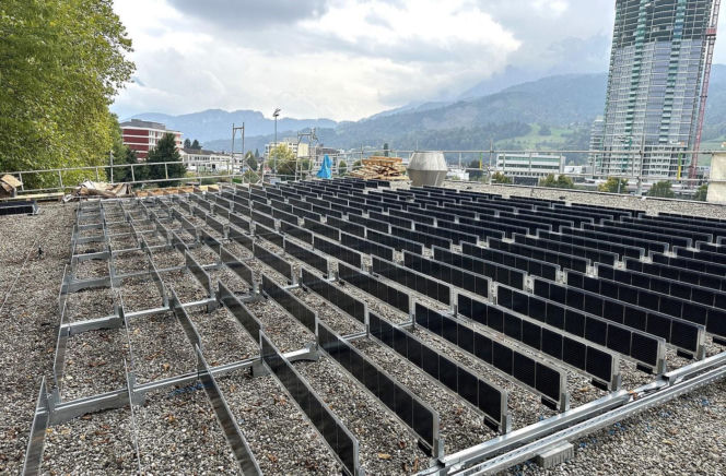 Przykładowa instalacja pionowych ogniw na dachu budynku w Szwajcarii