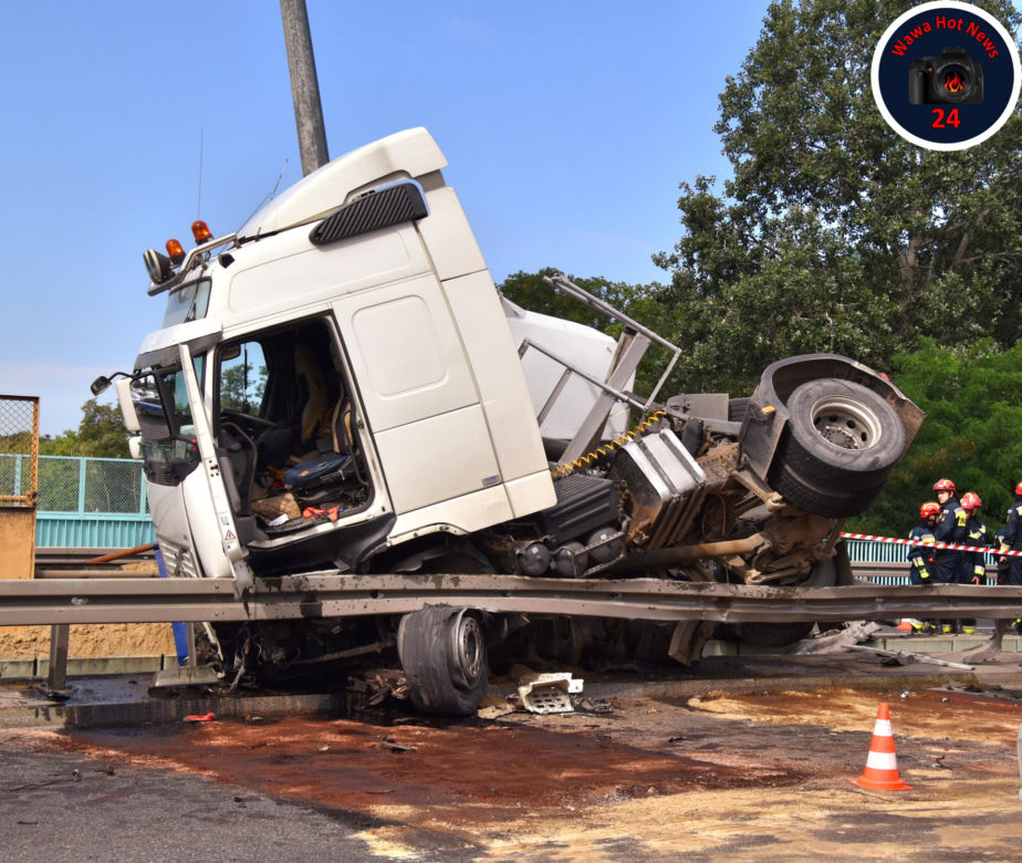 Totalna demolka na al. Prymasa Tysiąclecia. Ciężarówka uderzyła w bariery
