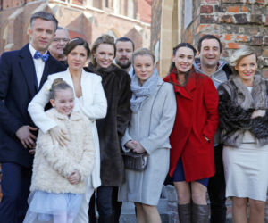 Pierwsza miłość. Kinga (Aleksandra Zienkiewicz), Artur (Łukasz Płoszajski),  Kaśka (Michał Koterski), Emilka (Anna Ilczuk), Zośka (Dorota Łukasiewicz)
