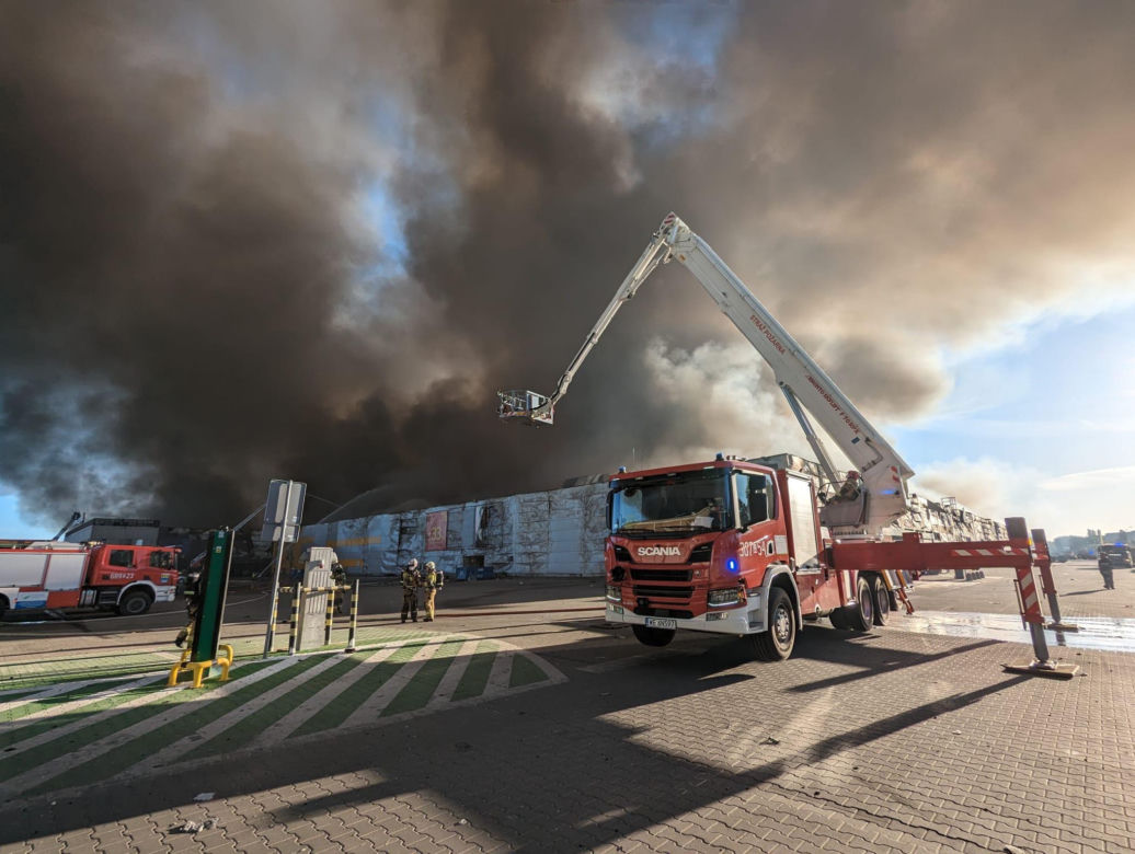 Płonie centrum handlowe Marywilska 44 w Warszawie - poinformował w niedzielę (12 maja) rano oficer dyżurny Komendy Miejskiej PSP, brygadier Wojciech Kulesza.