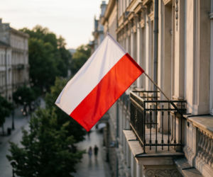 Dzień Flagi 2026. Oto najczęstsze błędy przy wywieszaniu flagi. Za niektóre można dostać mandat 