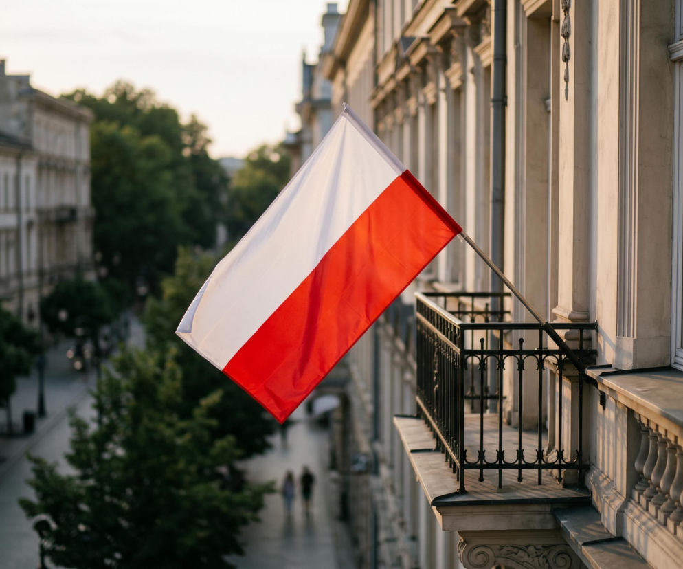 Dzień Flagi 2026. Oto najczęstsze błędy przy wywieszaniu flagi. Za niektóre można dostać mandat 