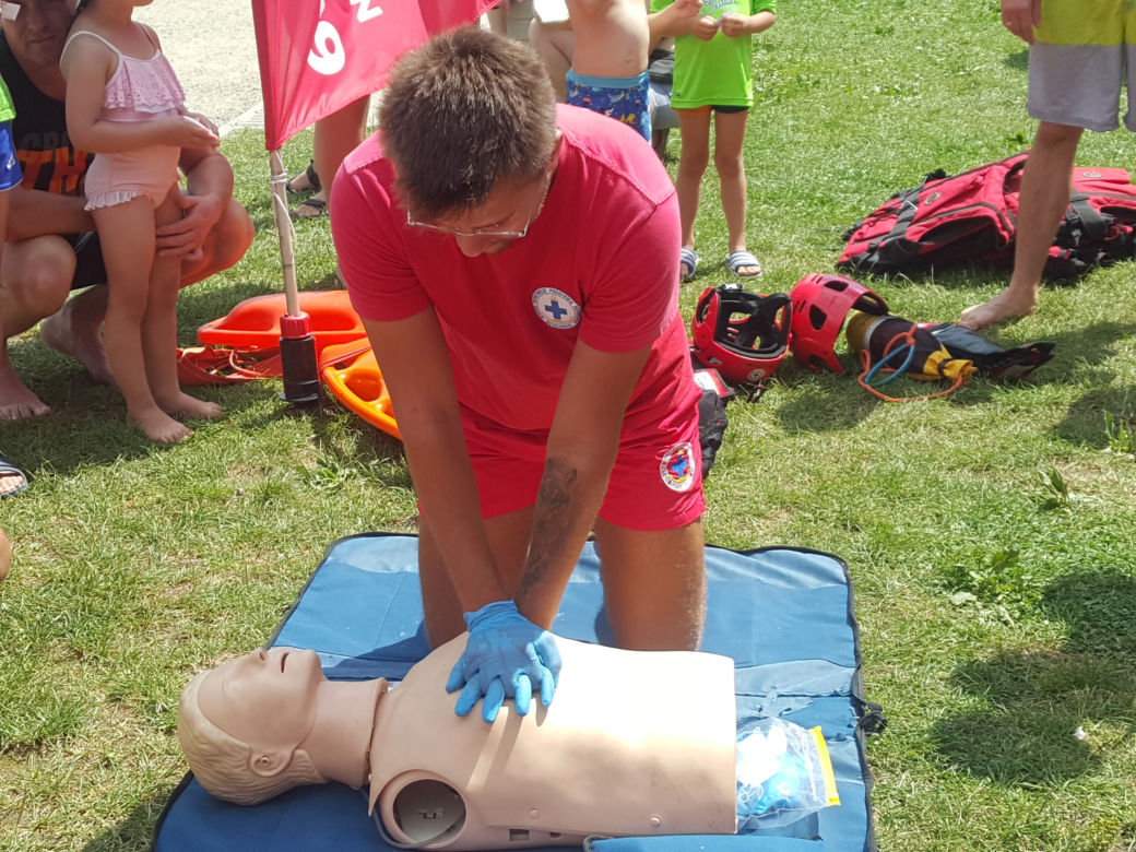 Pokazy ratowników WOPR na plaży miejskiej w Żywcu