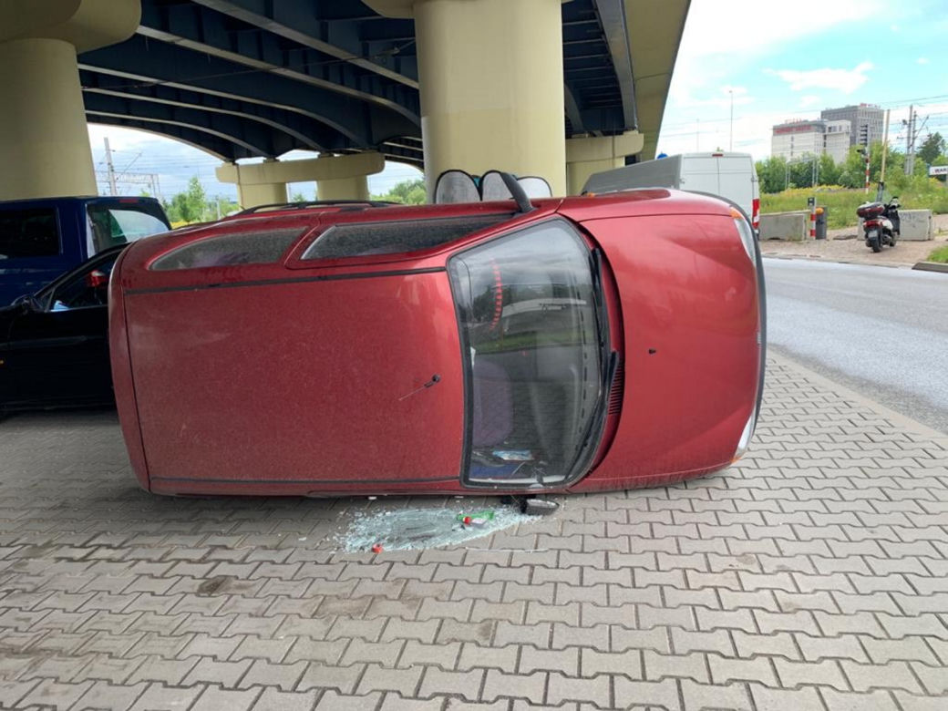 Warszawa. Głupi żart czy forma zemsty? Seicento wylądowało na boku