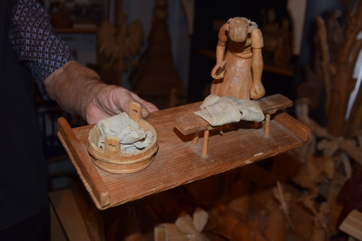  Trześń. Piękne zabawki z drewna struga Pan Jan  