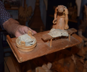  Trześń. Piękne zabawki z drewna struga Pan Jan  