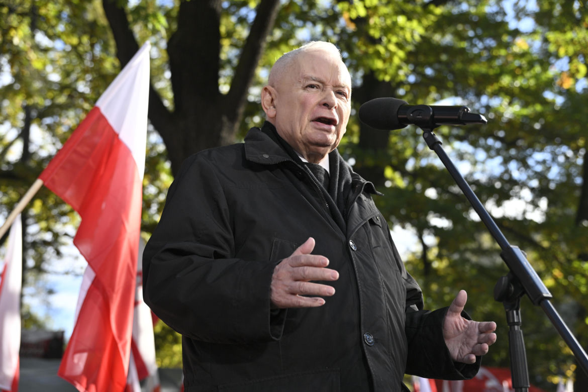 Jarosław Kaczyński w trakcie protestu przed Trybunałem Konstytucyjnym